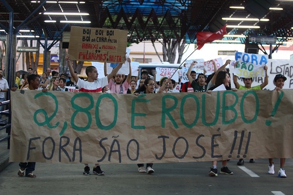 Foto de arquivo mostra protesto feito no ano passado no terminal de ônibus central promovido por movimentos estudantis que contou com participação de representantes de partidos políticos 